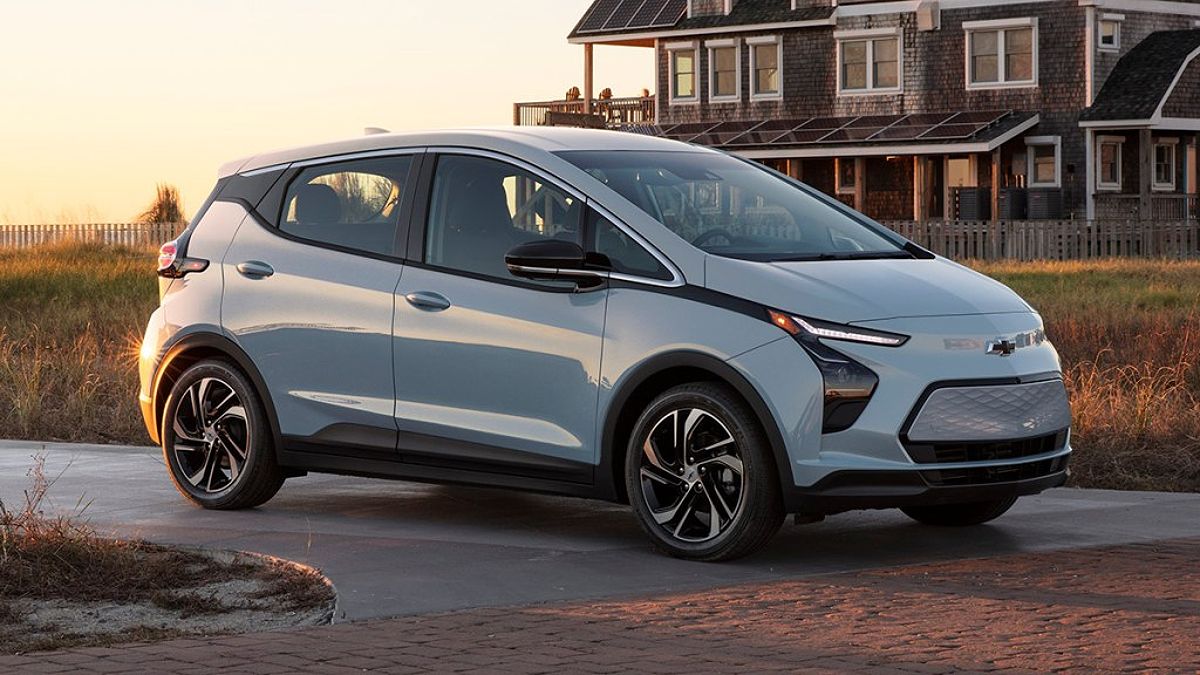 2022 Chevrolet Bolt front right view